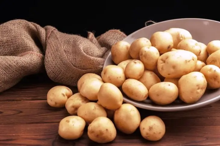 Cara Memutihkan Ketiak Hitam dengan Kentang