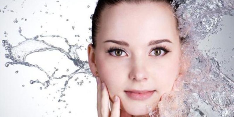 Bersihkan Wajah Dengan Air Hangat