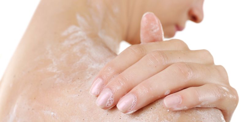 Membersihkan Kulit Dengan Scrub