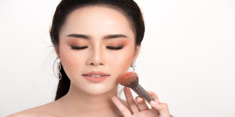 Pilih Base Makeup dan Conclear Natural