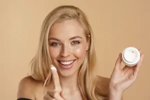 5 Tips Memakai Cream Highlighter agar Hasil Makeup Tampak Natural