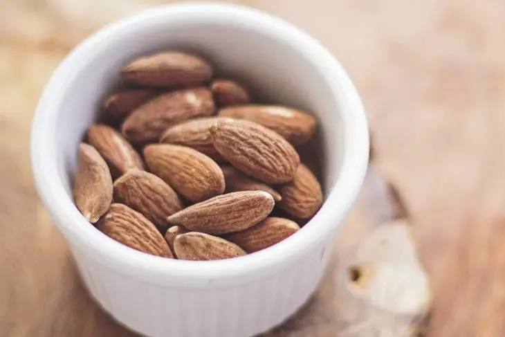 Kacang Almond: Camilan Kaya Nutrisi